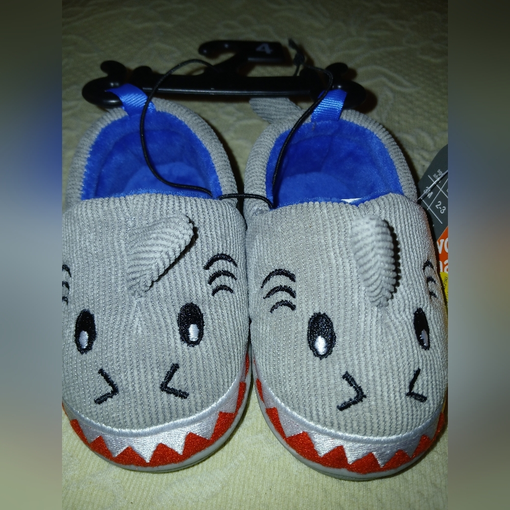 ❄️Gray Shark Kids Slippers New With Tags